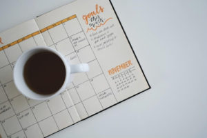 Calendário com um espaço dedicado ao estabelecimento de metas do mês. | Foto: Unsplash.