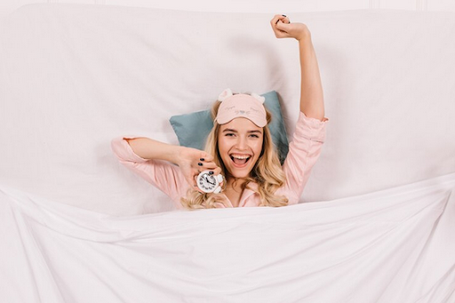 Levantar cedo é importante entre as dicas de saúde e bem-estar. | Foto: Freepik.