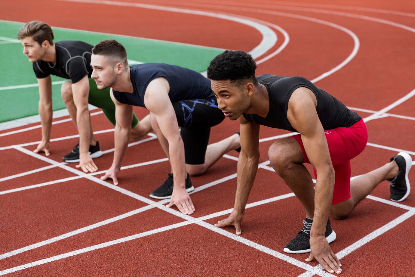 representação-de-tipos-de-corrida-com-tres-atletas-se-preparando