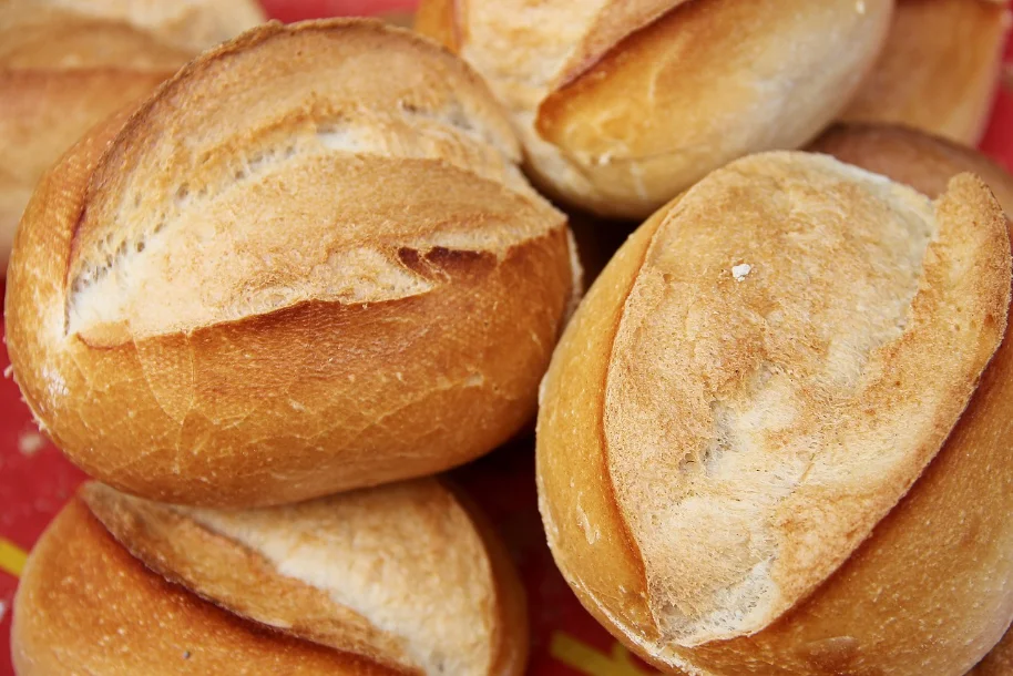imagem ilustrativa de pão francês na dieta